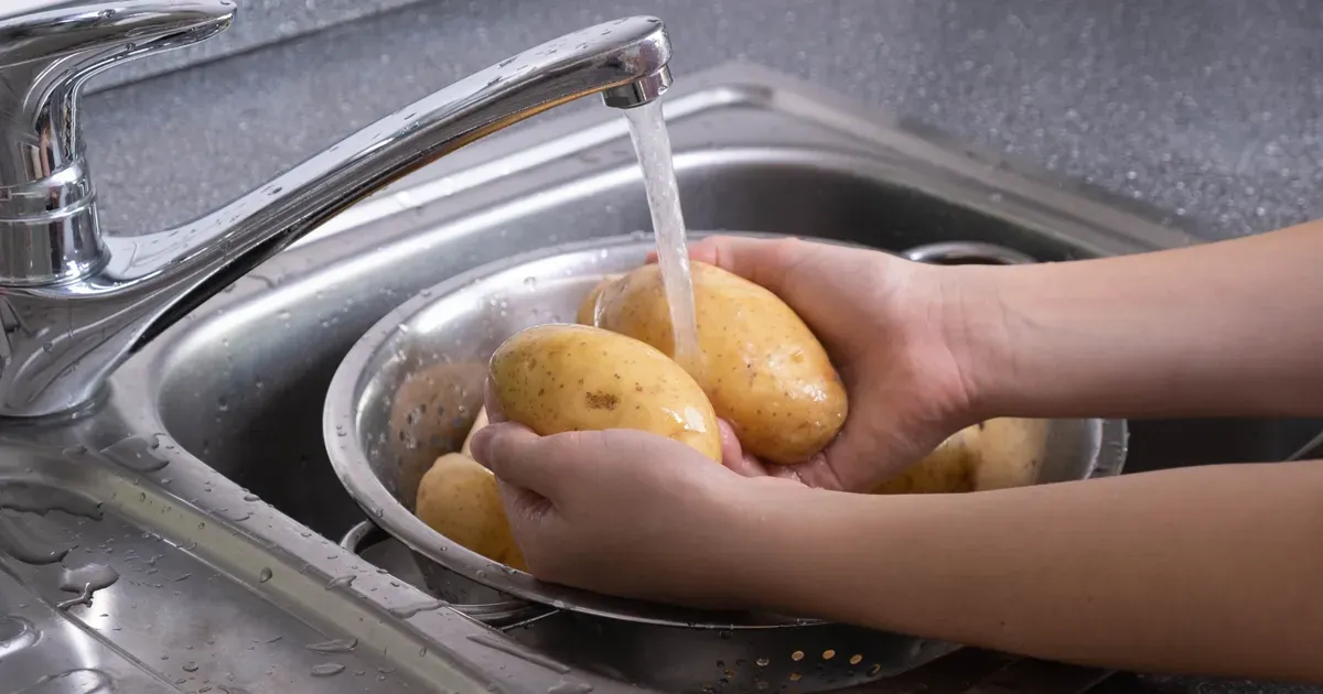 Un paso esencial: lave las papas antes de cocinar