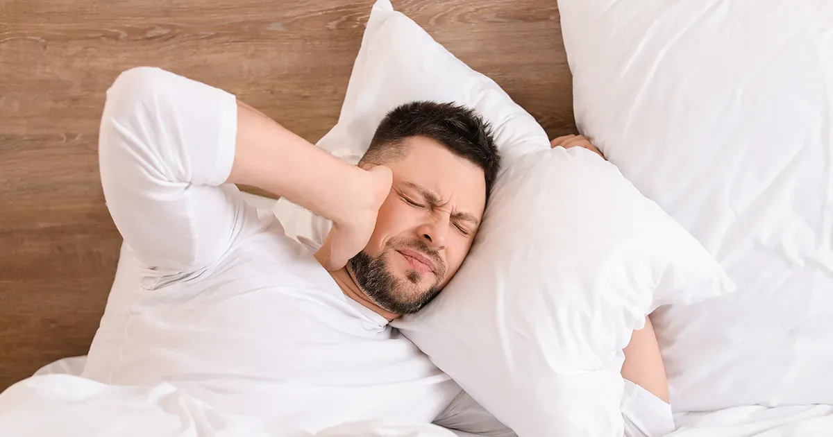 El impacto oculto de las siestas en esta afección auditiva