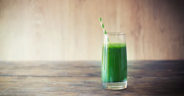 Bebida verde brillante, rica y saludable, que no deja un sabor a polvo